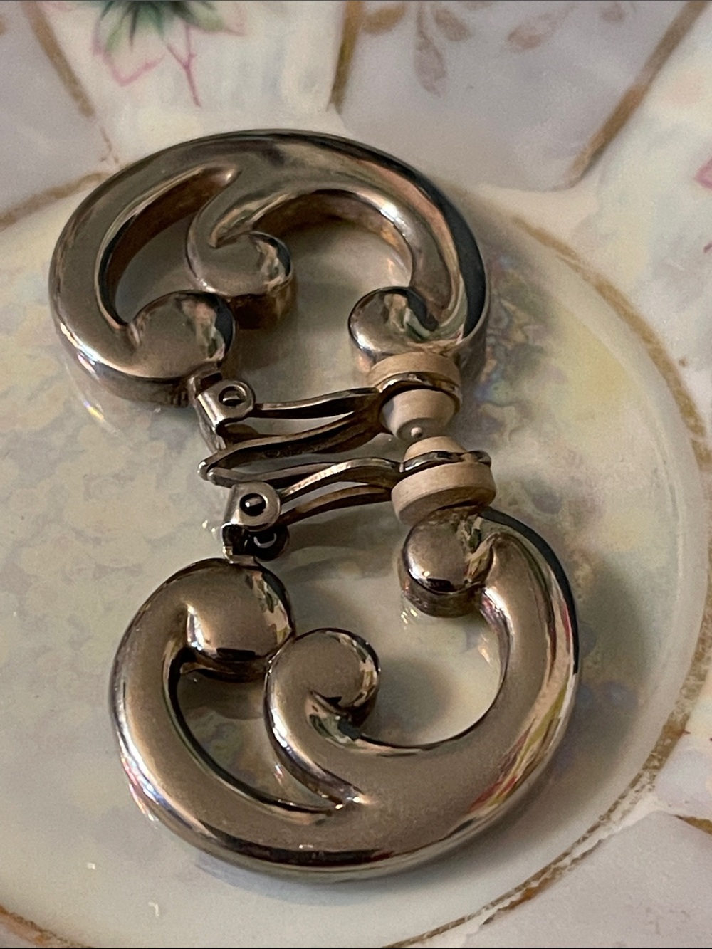 ❗️SOLD❗️1990’s Givenchy Silver-Plated Swirl/Scroll Statement Clip On Earrings - Picture 3 of 7